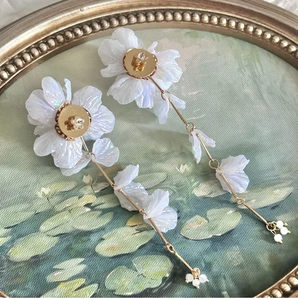 Elegant White Floral Drop Earrings - Picture 5 of 7